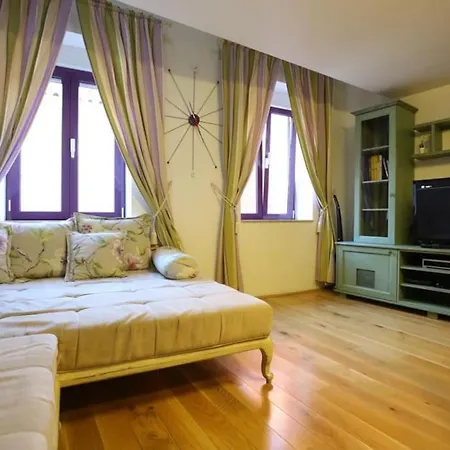 Maria In Old Town Apartment *